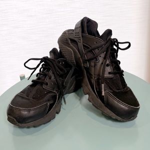 NIKE AIR Women’s Triple Black Hurrache Sneakers size 7.5